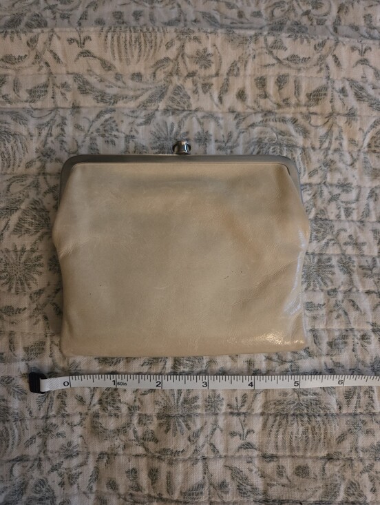 Handbags - Hobo Cream Leather Kiss-Lock Clutch